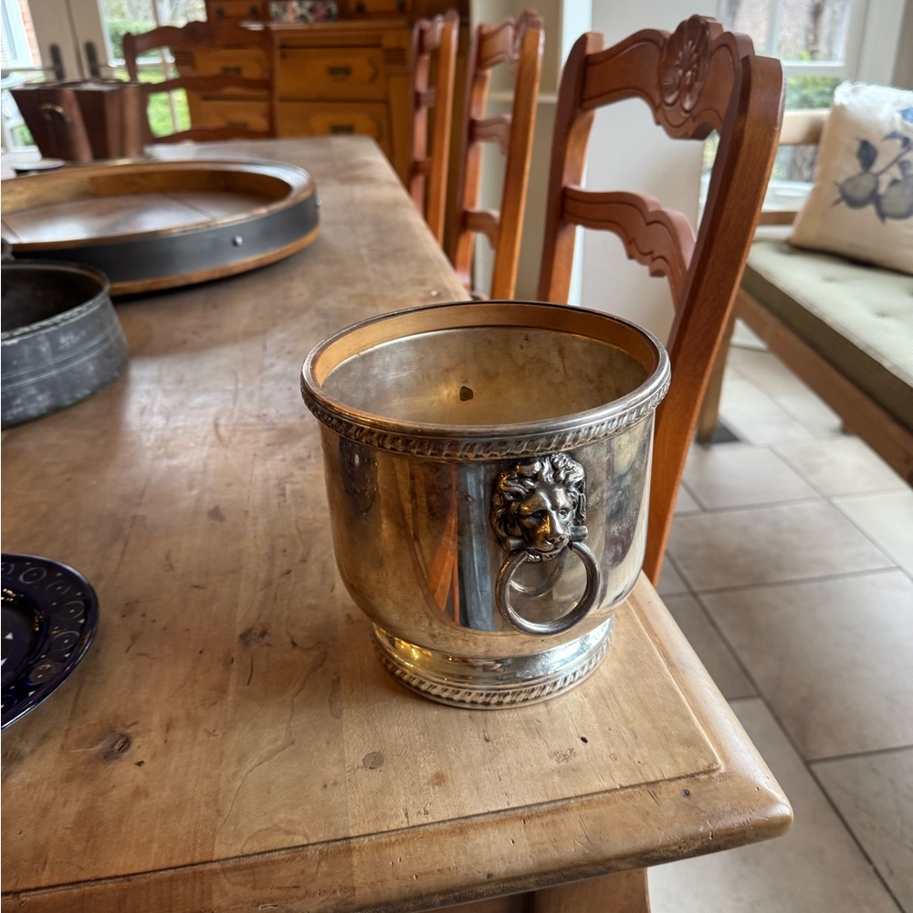 Silver plated Lion Head Ice Bucket planter vase - Picture 8 of 9
